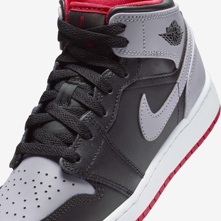 Air Jordan 1 Mid
Older Kids' Shoes – Image 7