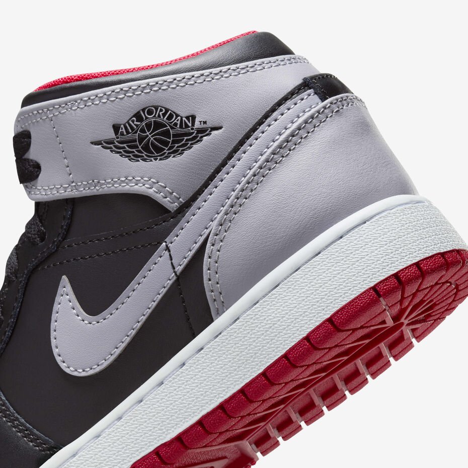 Air Jordan 1 Mid
Older Kids' Shoes – Image 8